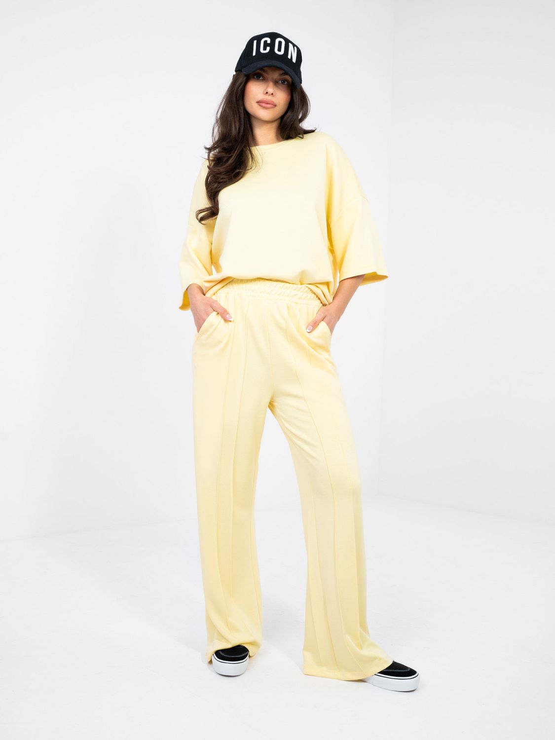 Sárga színű bő szárú melegítőnadrág