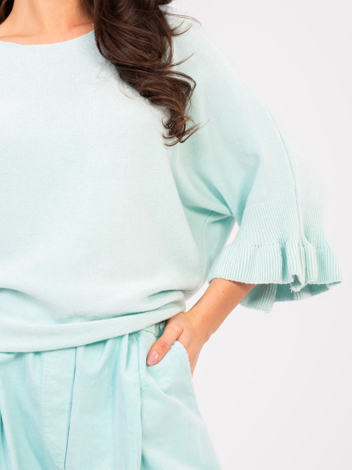 Elegáns világoskék színű pulóver 3/4-es ujjakkal és fodorral