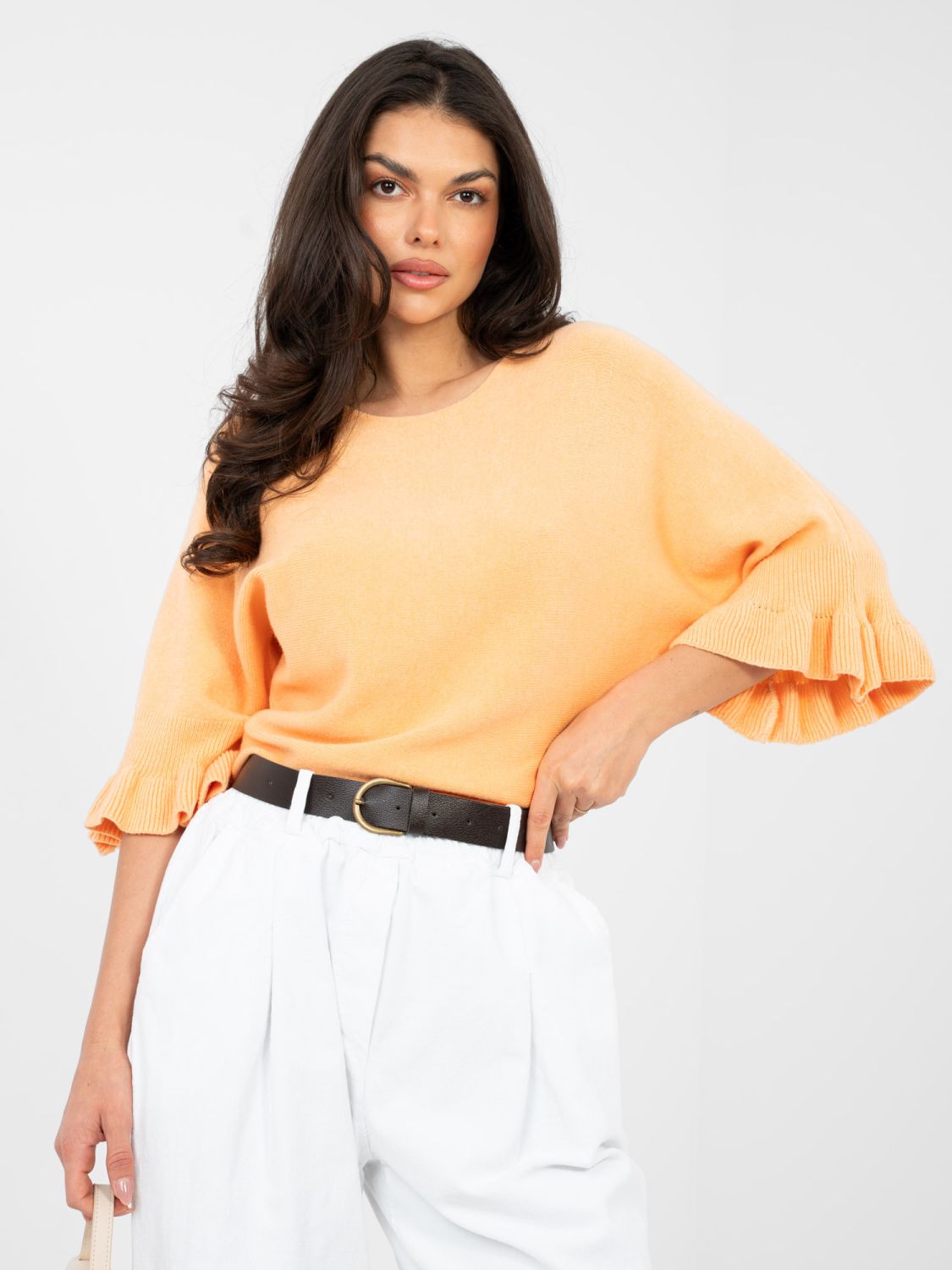 Elegáns narancssárga színű pulóver 3/4-es ujjakkal és fodorral