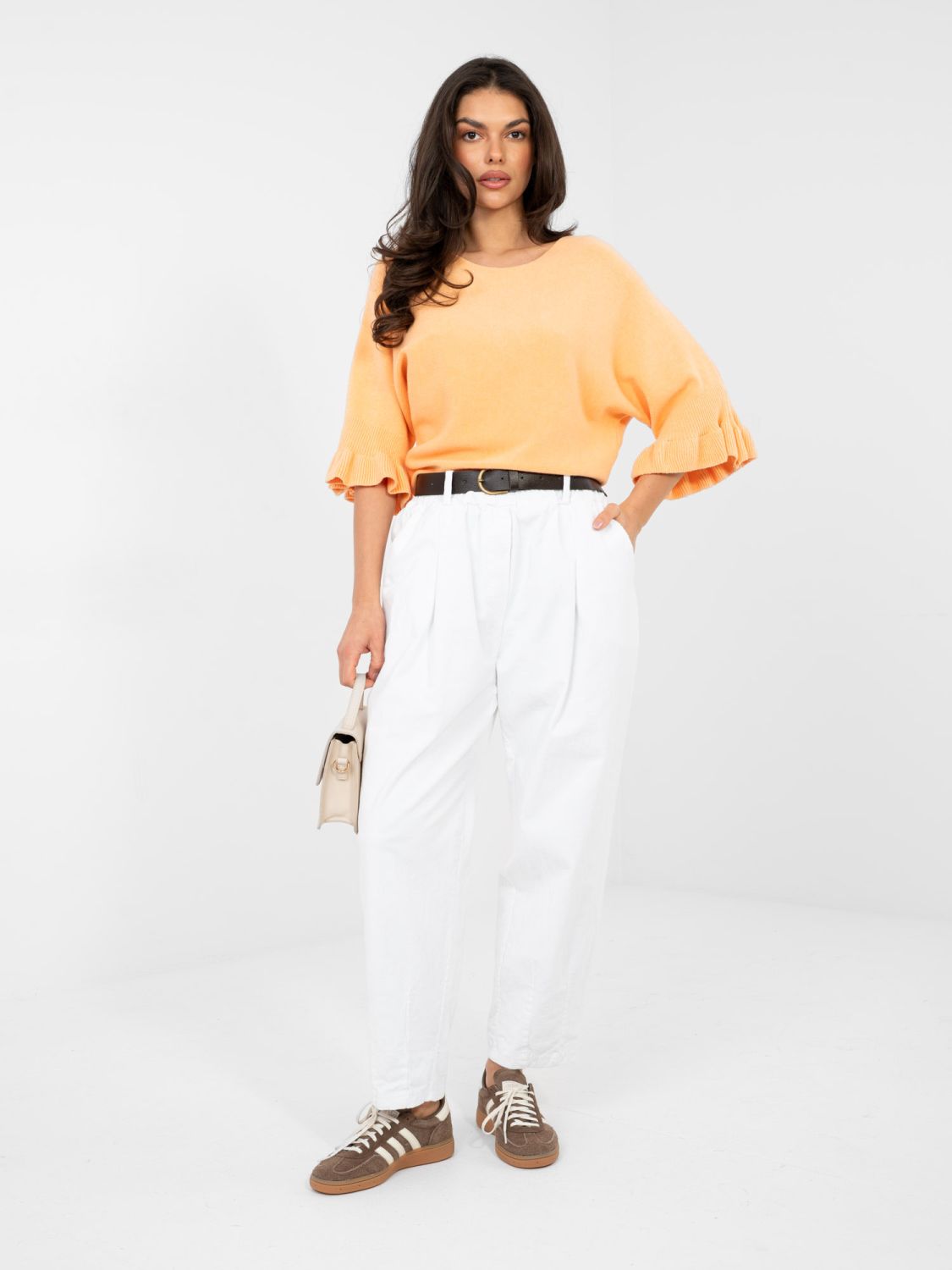 Elegáns narancssárga színű pulóver 3/4-es ujjakkal és fodorral