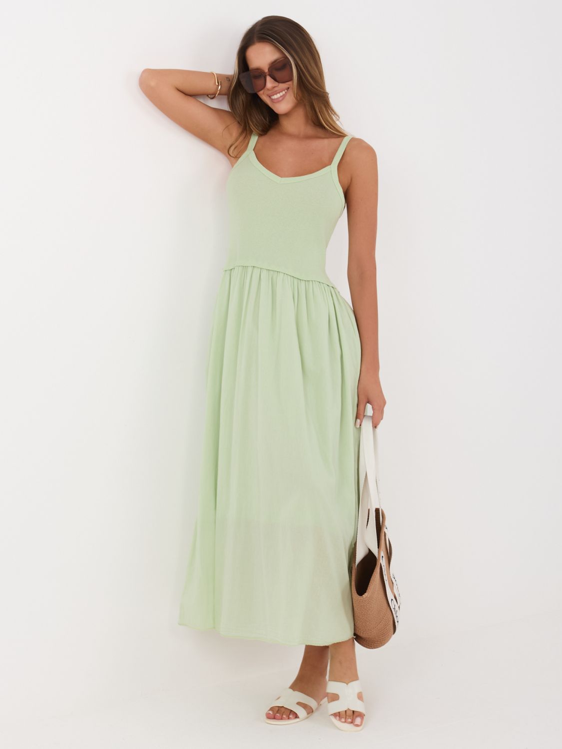 Pisztáciazöld színű vállpántos maxi ruha