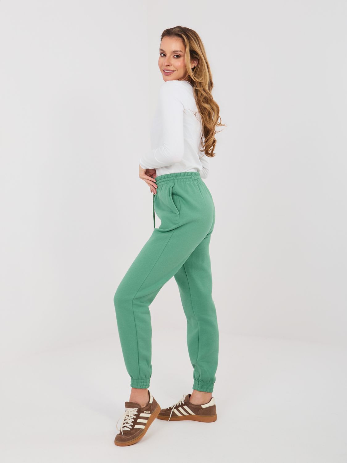 Pisztáciazöld színű melegítőnadrág magas derékkal