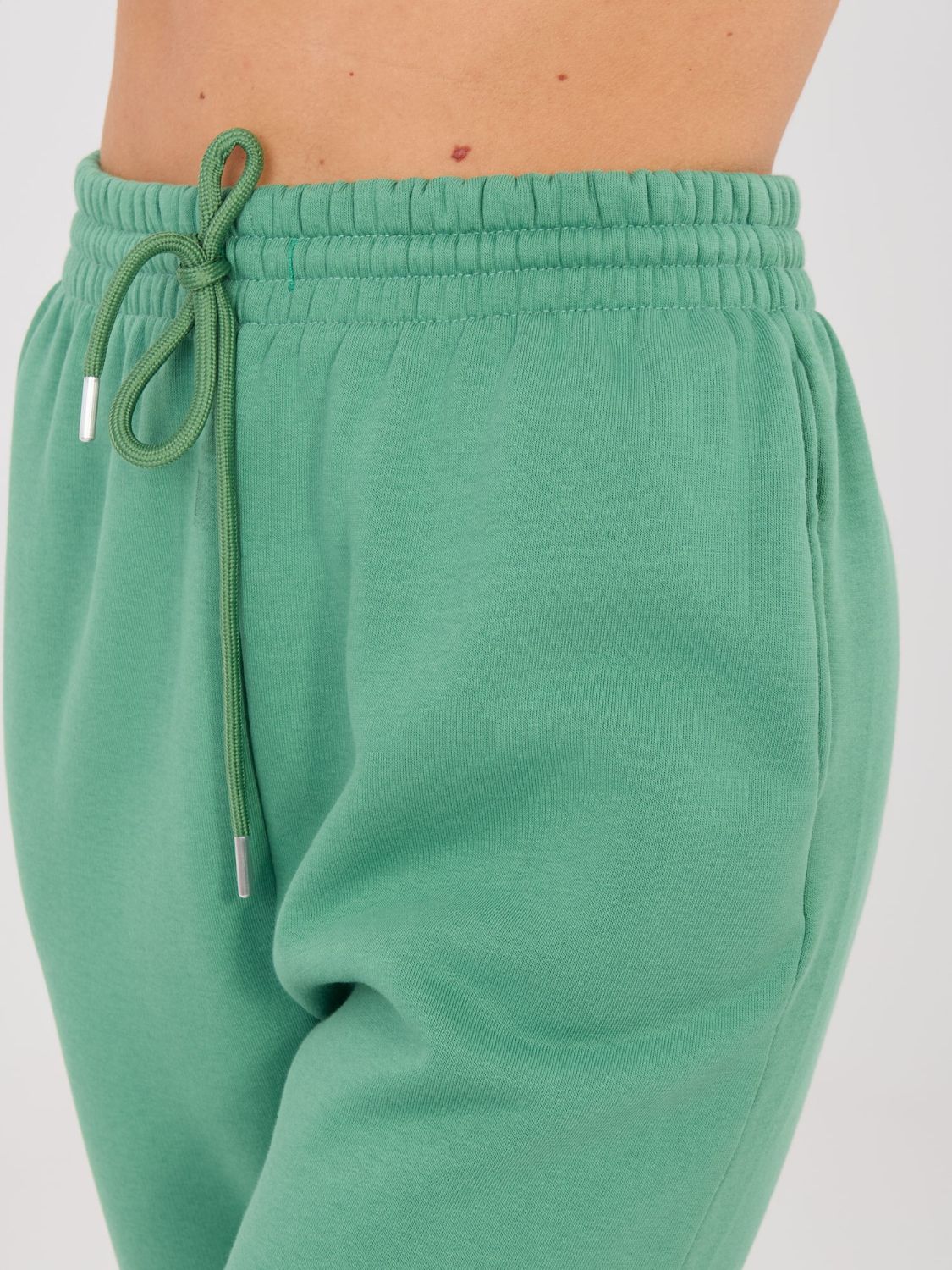 Pisztáciazöld színű melegítőnadrág magas derékkal