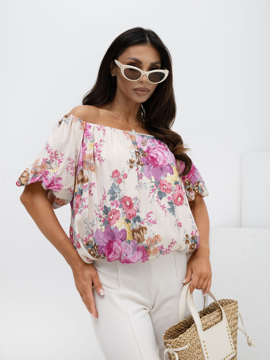 Rózsaszínű virágmintás blúz