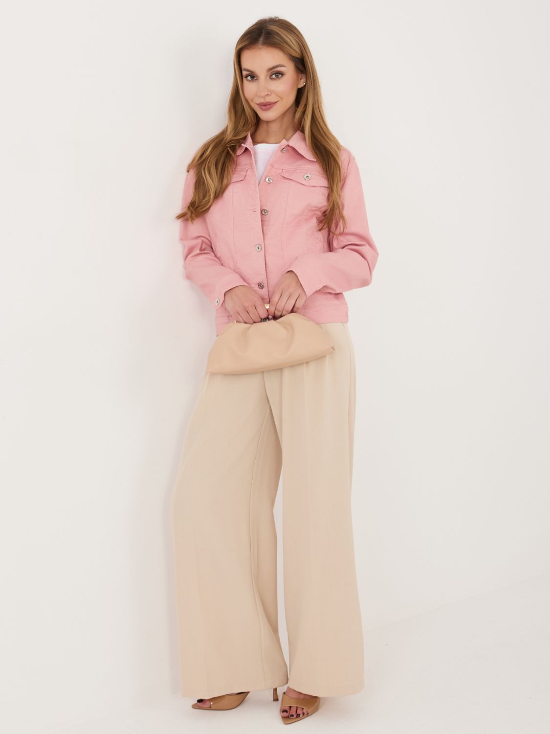 Rózsaszín farmerdzseki gallérral