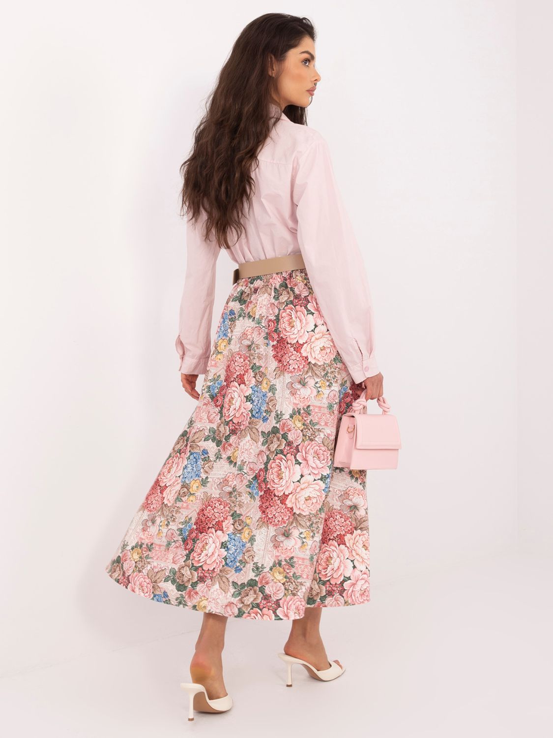 Rózsaszínű virágmintás midi szoknya övvel