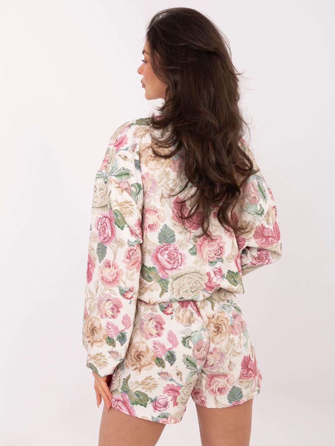 Bő szárrú rózsaszínű virágmintás rövidnadrág övvel