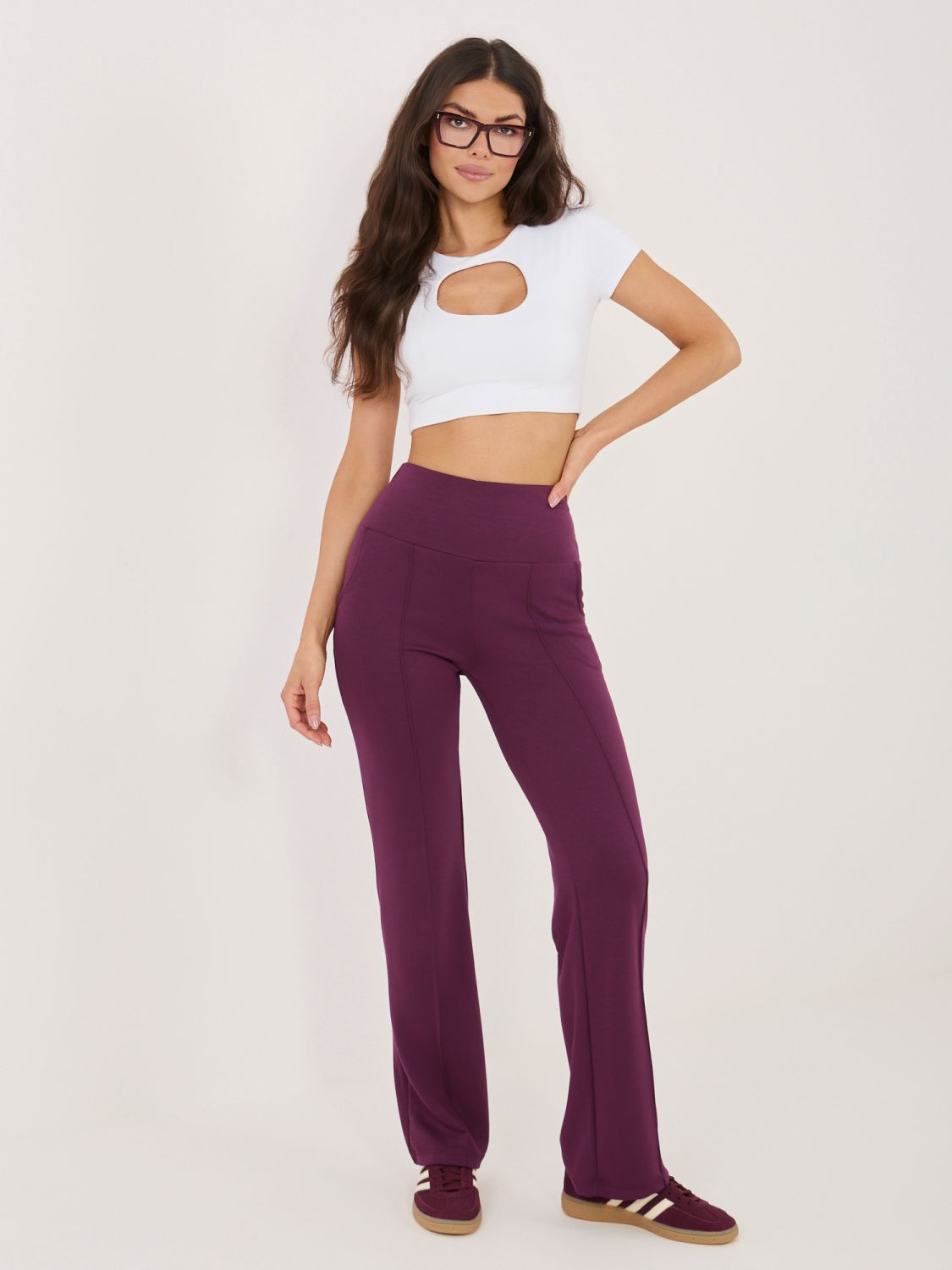 Sötétlila színű egyenes szárú sportnadrág