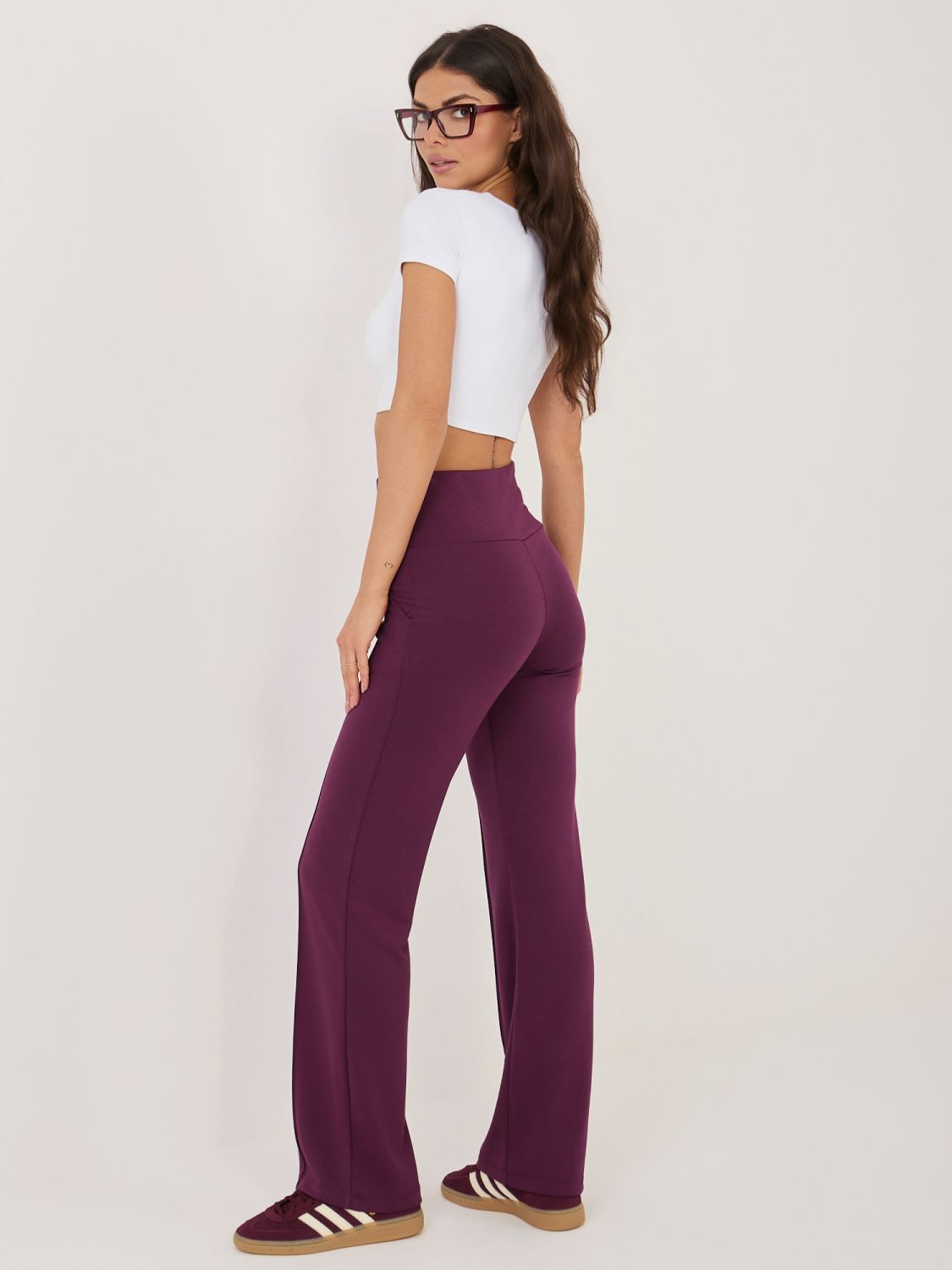 Sötétlila színű egyenes szárú sportnadrág