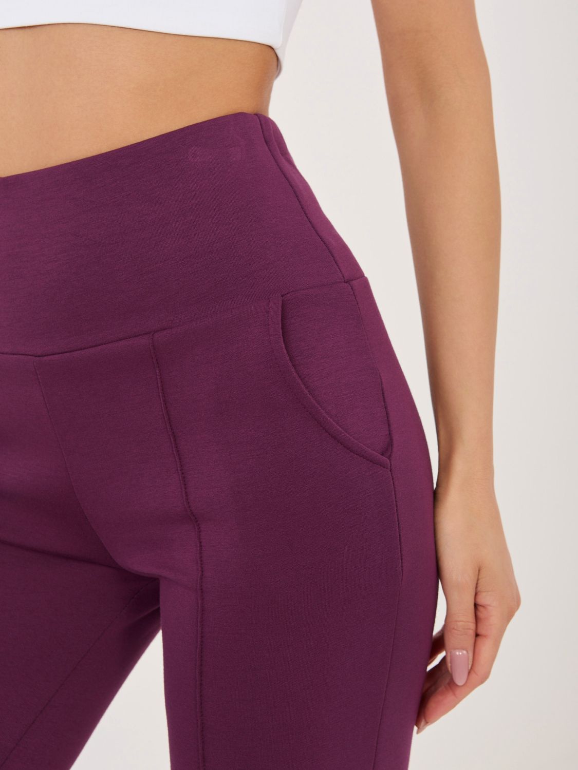 Sötétlila színű egyenes szárú sportnadrág