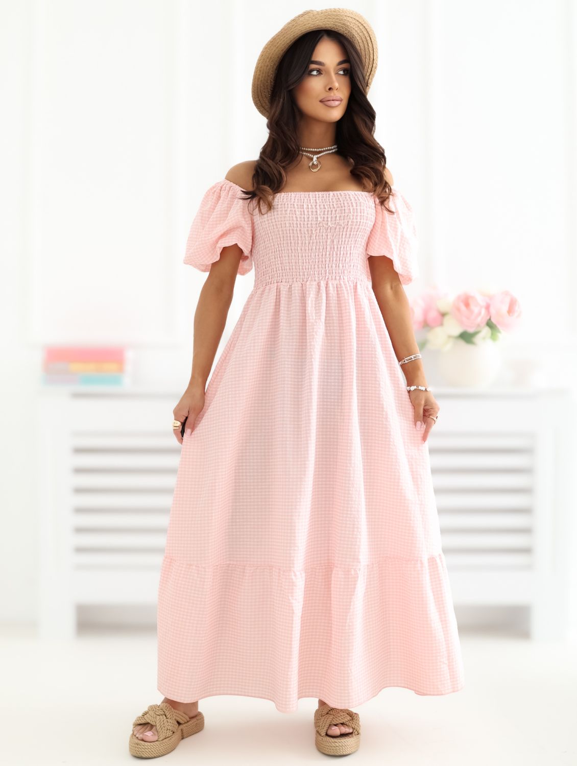 Barackszínű midi ruha fodorral és kockás mintával