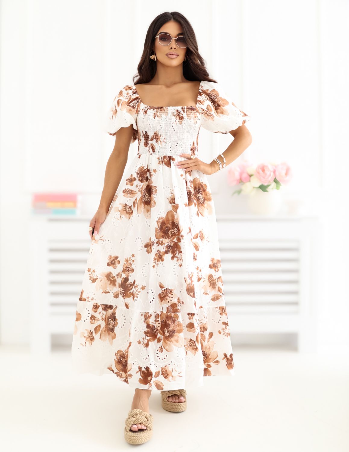 Barna színű virágmintás ruha puffos ujjakkal