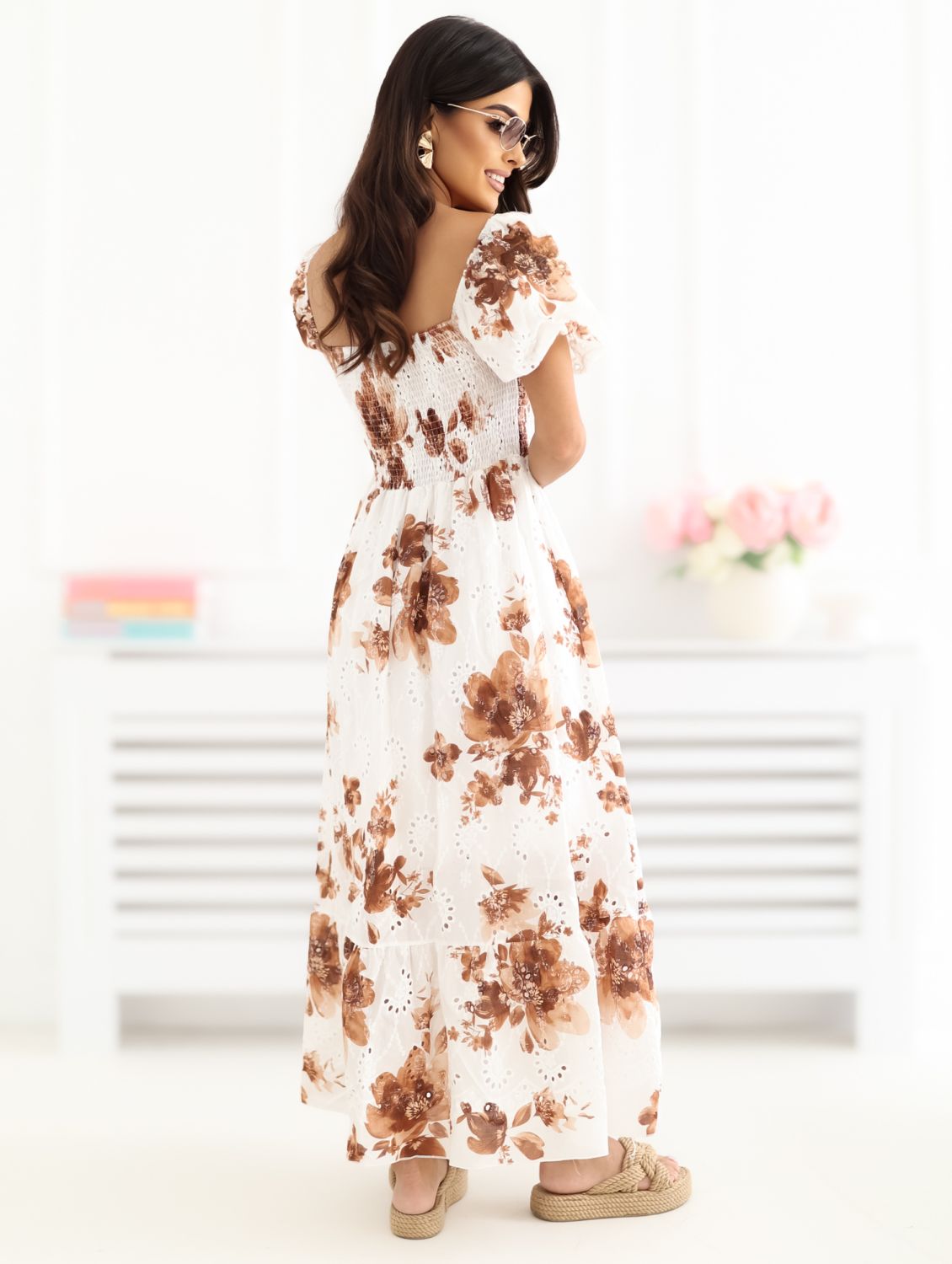 Barna színű virágmintás ruha puffos ujjakkal