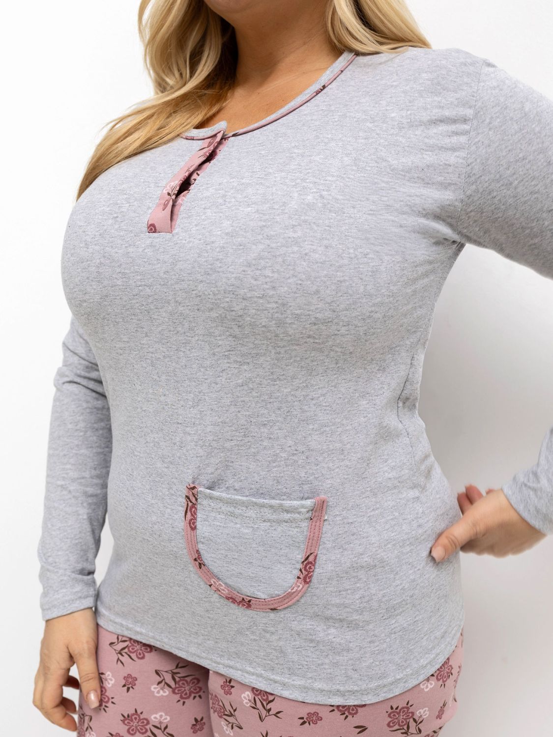 Női szürke pizsama virágmintával