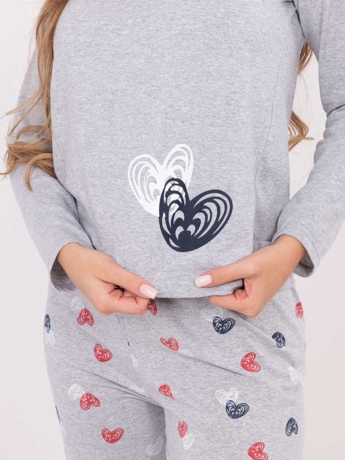 Női szürke pizsama nyomott mintával, hosszú ujjú