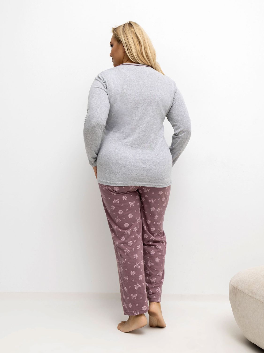 Női szürke pizsama virágmintával