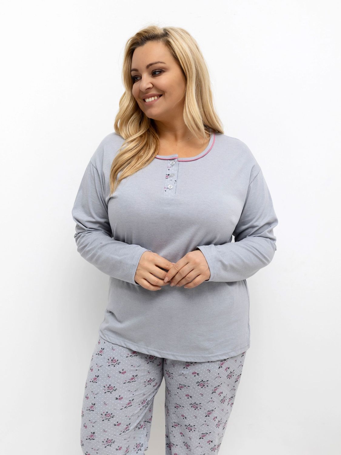 Női szürke pizsama virágos és pöttyös mintával