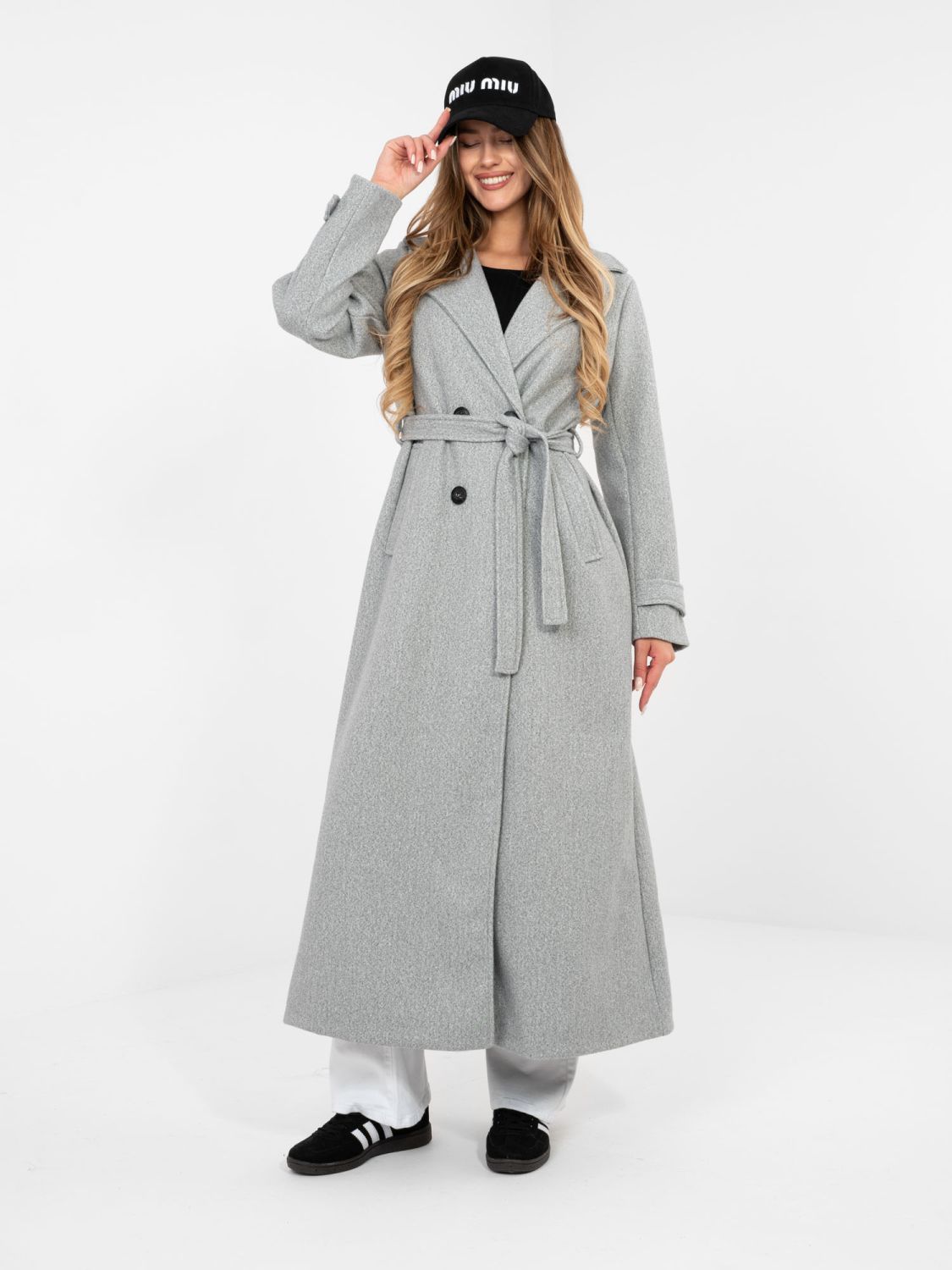 Elegáns szürke színéi átmeneti kabát övvel