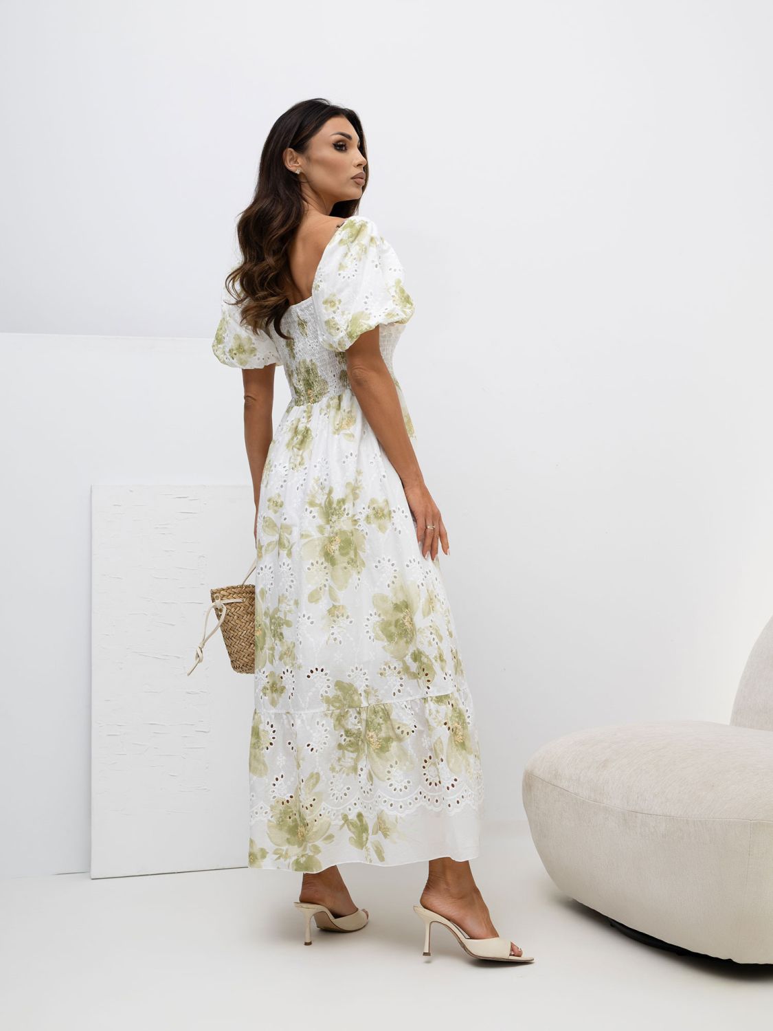 Zöld színű virágmintás ruha puffos ujjakkal