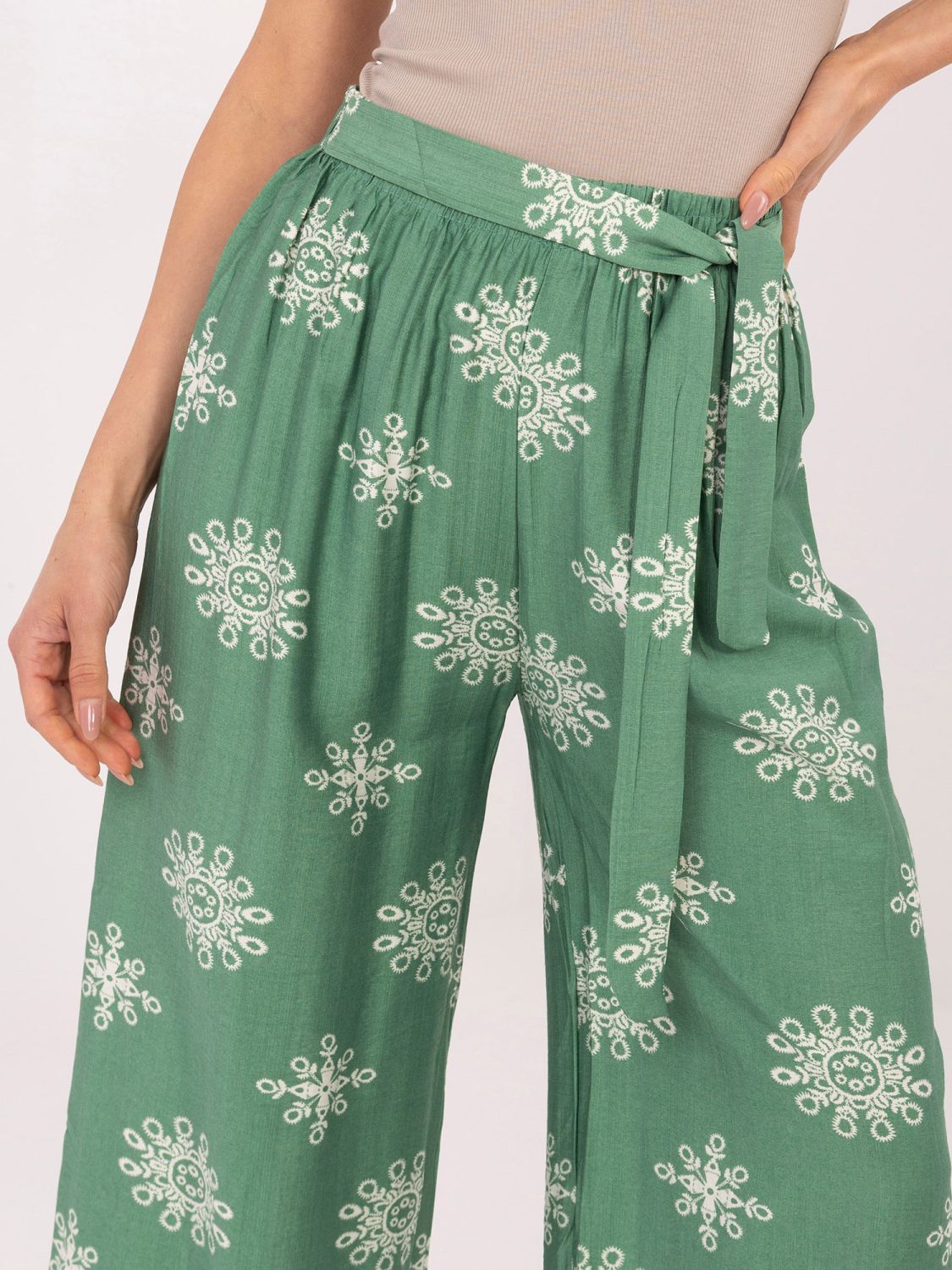 Zöld színű palazzo nadrág övvel