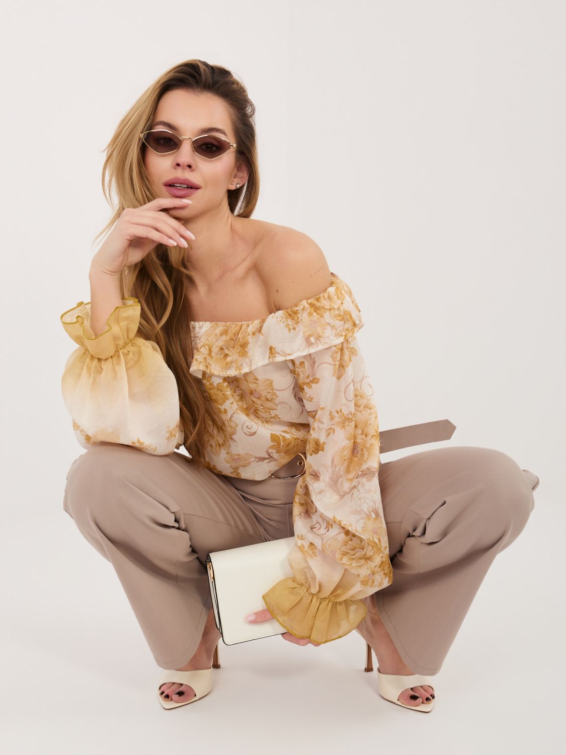 Sárga színű nyitott vállú virágmintás blúz