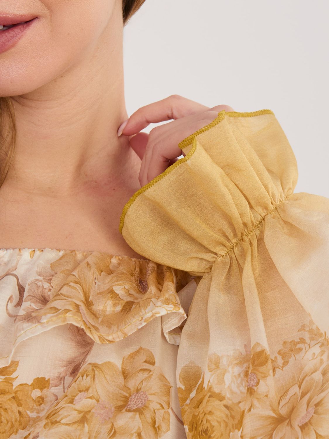 Sárga színű nyitott vállú virágmintás blúz