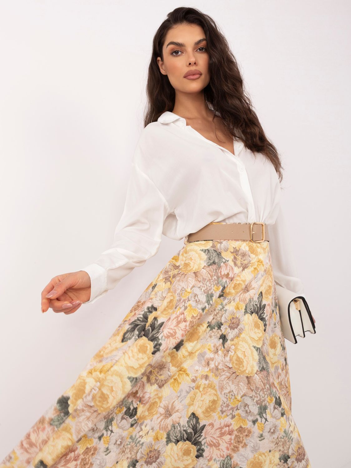 Sárga színű virágmintás midi szoknya övvel