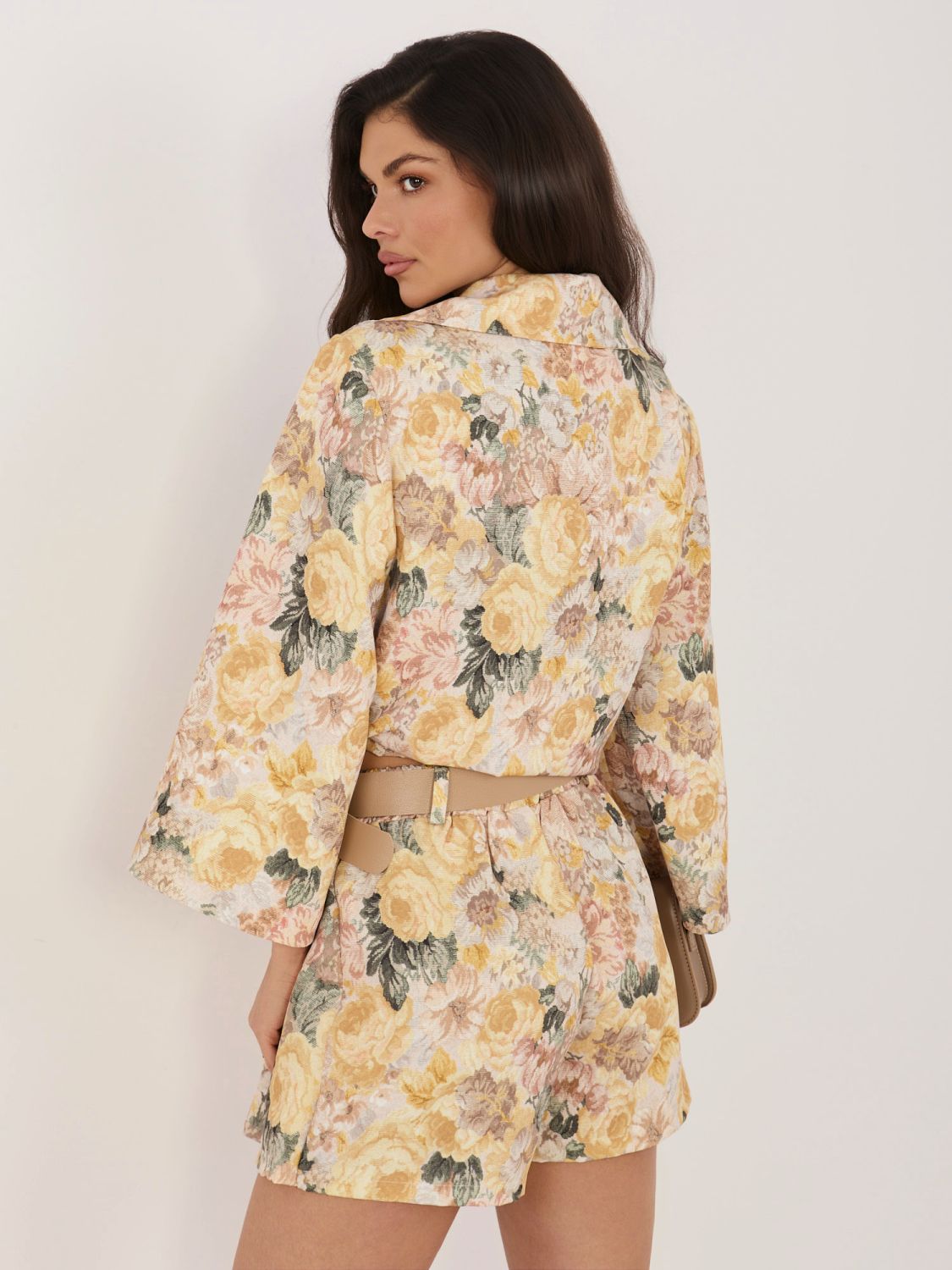 Sárga színű virágmintás bő szárú rövidnadrág övvel