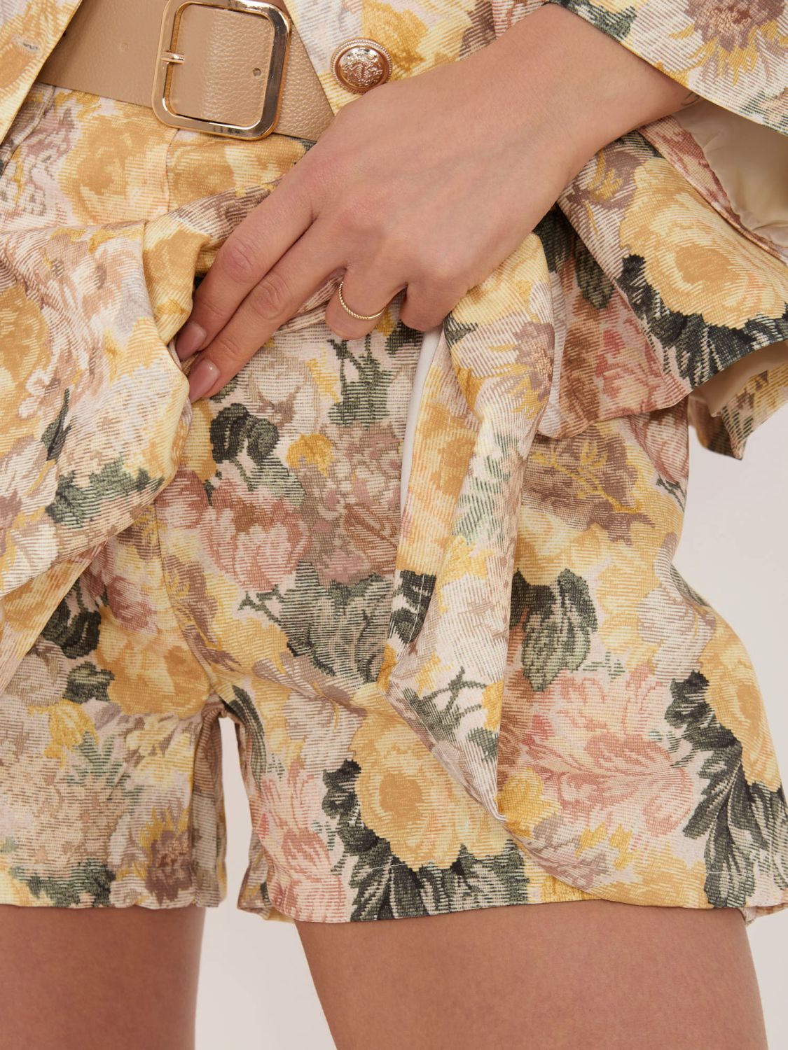Sárga színű virágmintás bő szárú rövidnadrág övvel