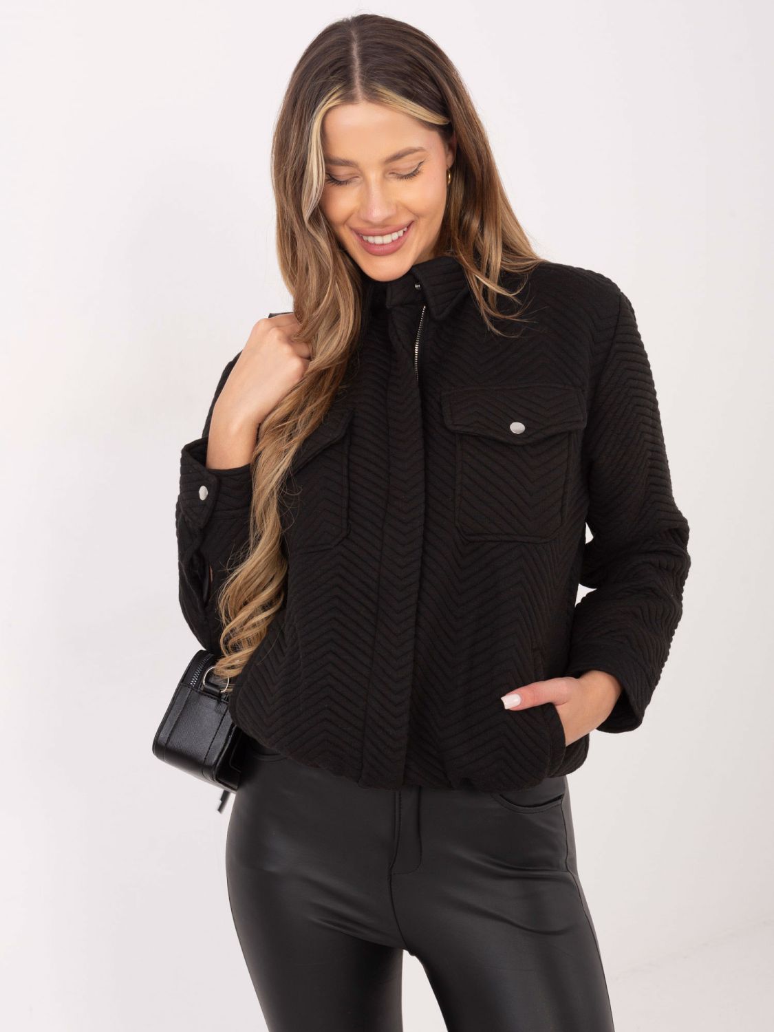 Stílusos fekete színű átmeneti dzseki