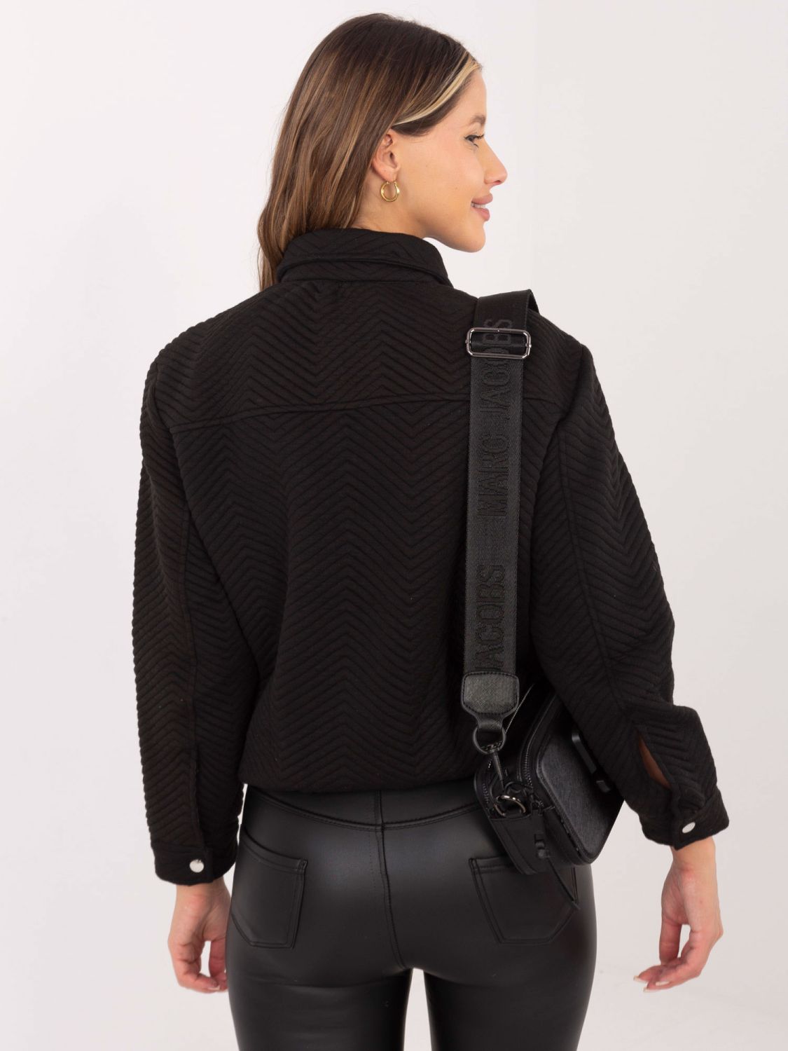 Stílusos fekete színű átmeneti dzseki