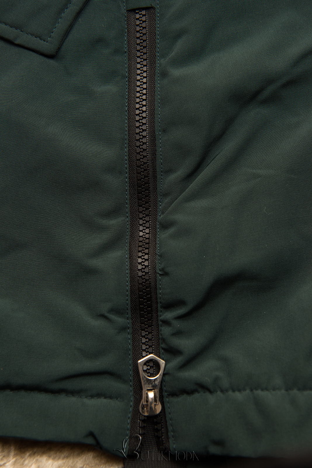 Sötétzöld színű téli kabát magas gallérral
