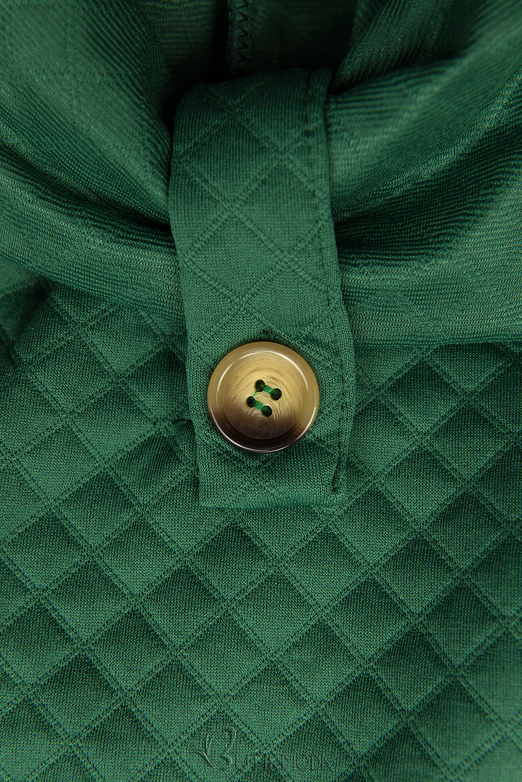 Sötétzöld színű steppelt ruha övvel