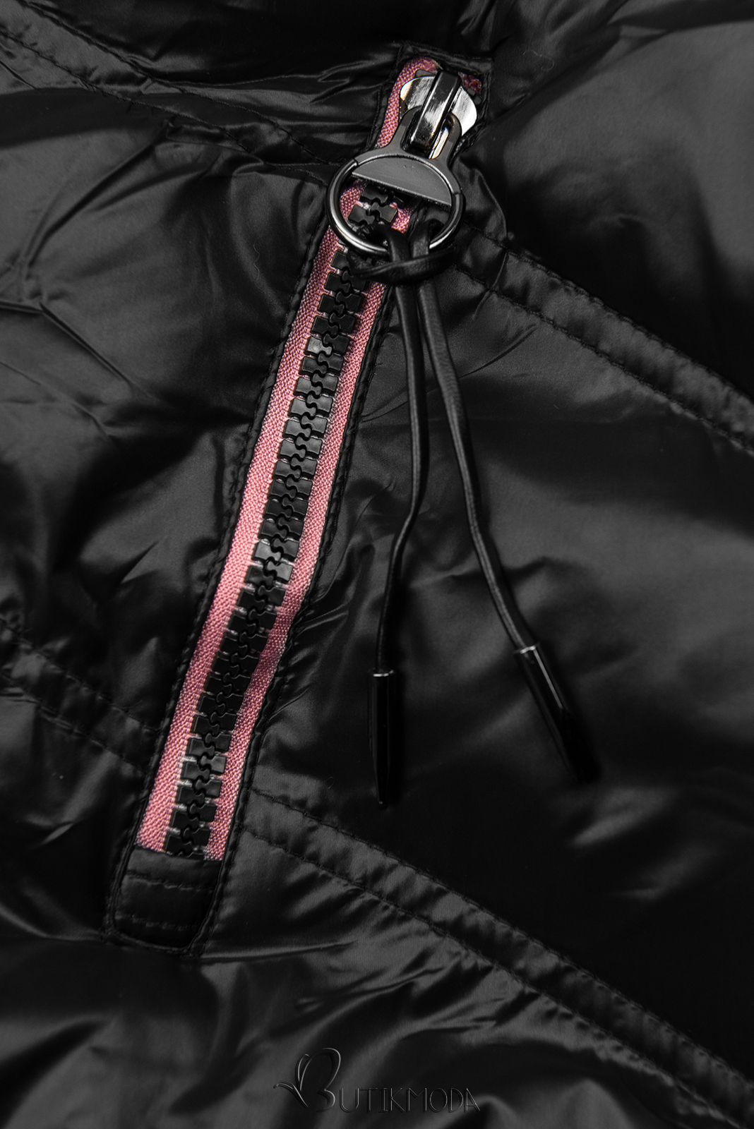 Fekete és rózsaszínű kabát kontrasztos szegéllyel