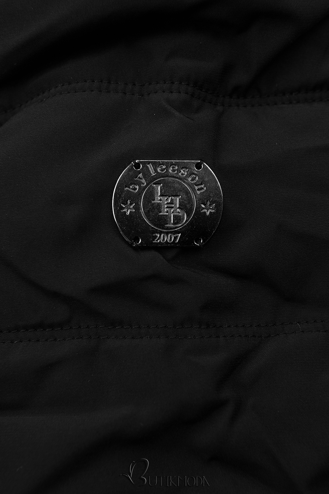 Fekete színű téli kabát plüssel és műszőrmével