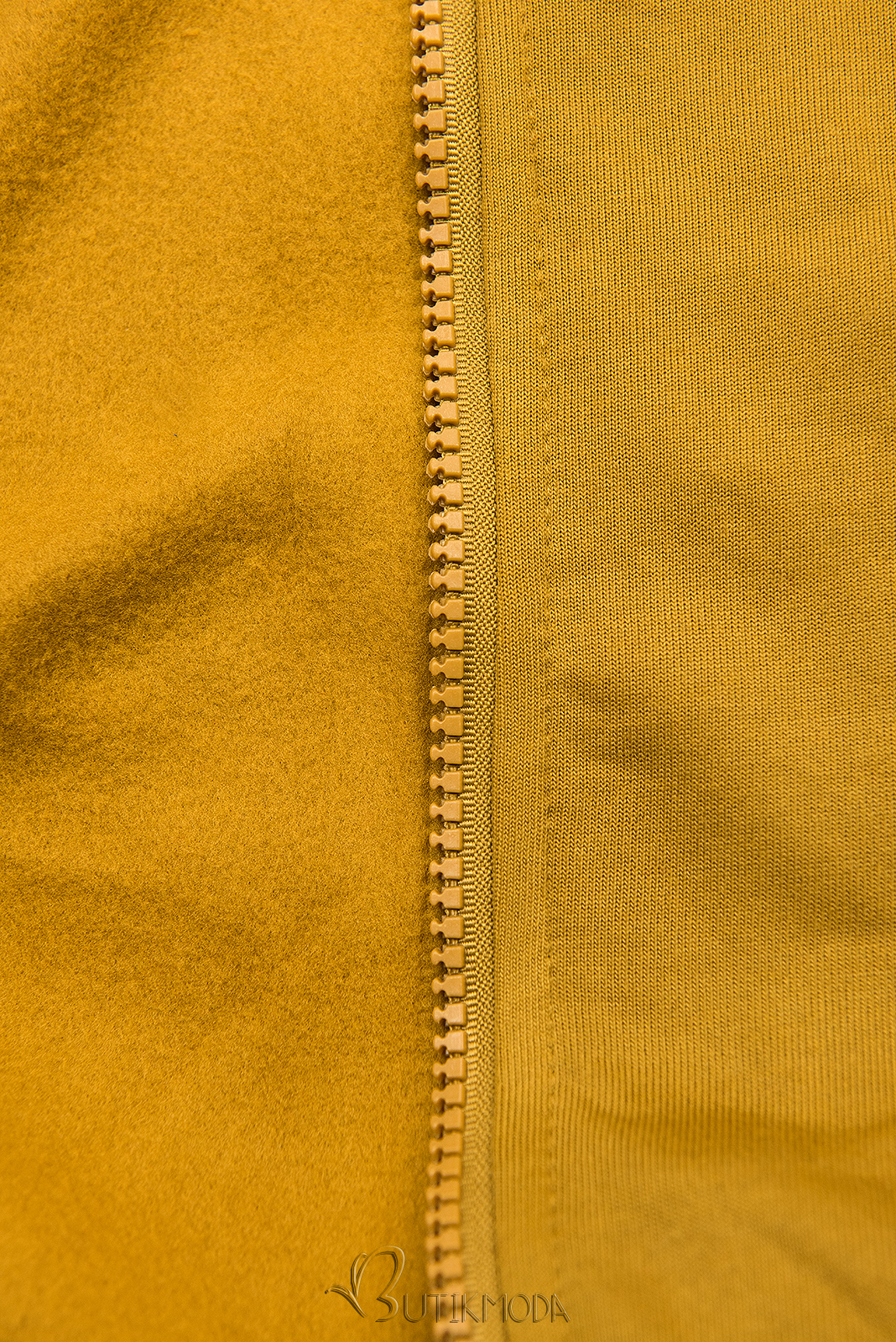 Mustársárga színű felső mintás kapucnival