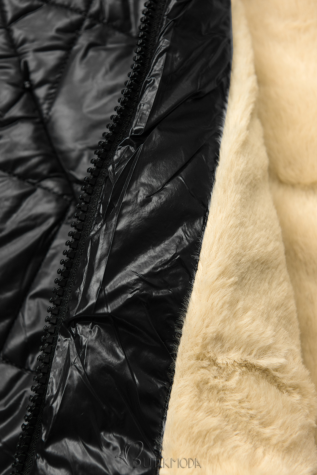 Fekete és bézs színű fényes téli kabát övvel