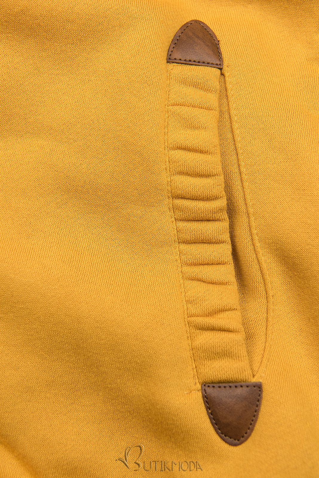 Sárga színű hosszított felső kapucnival