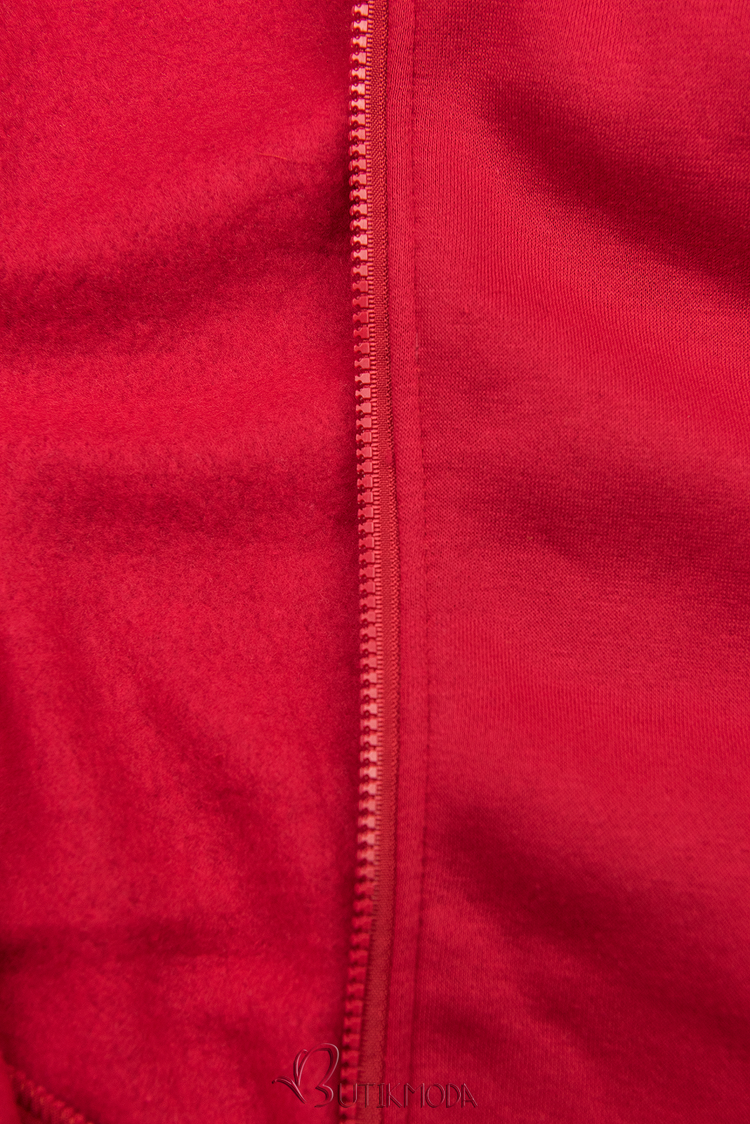 Piros színű hosszított felső kapucnival