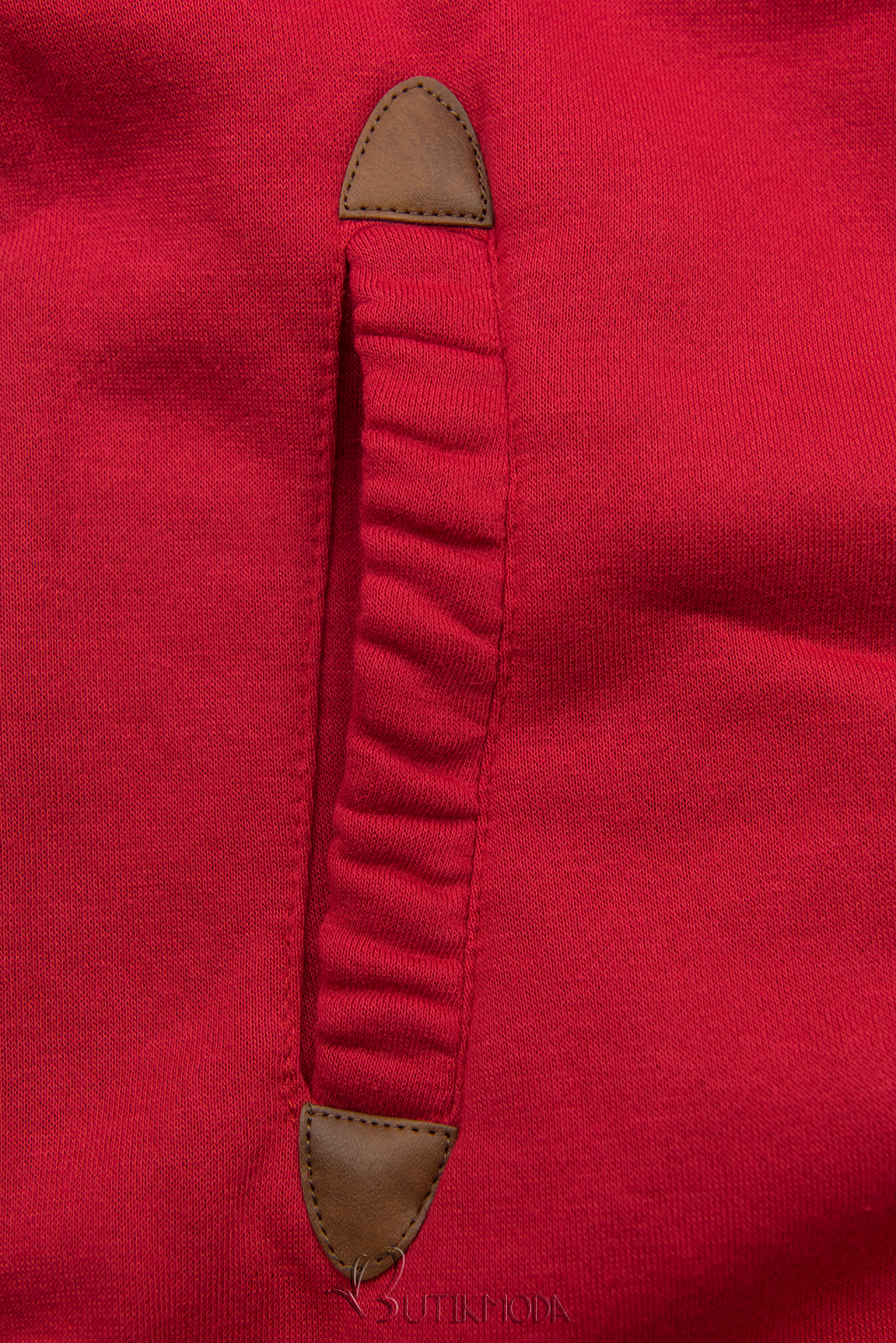 Piros színű hosszított felső kapucnival