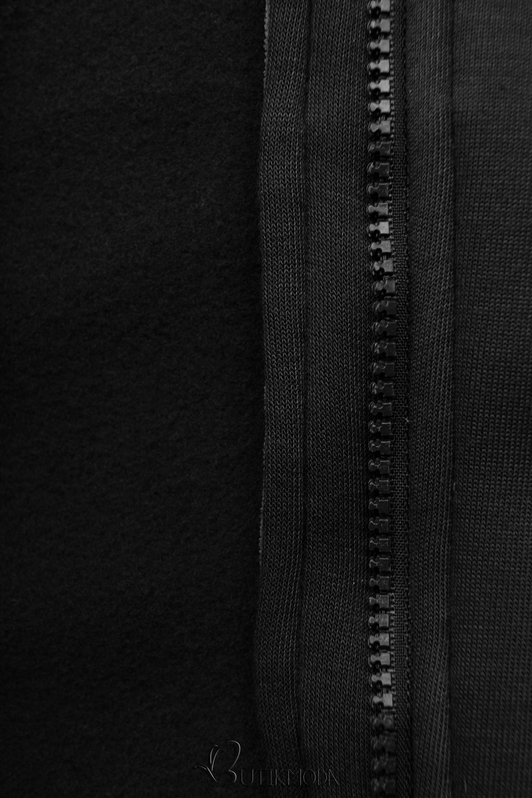 Fekete színű kapucnis felső hosszított fazonban