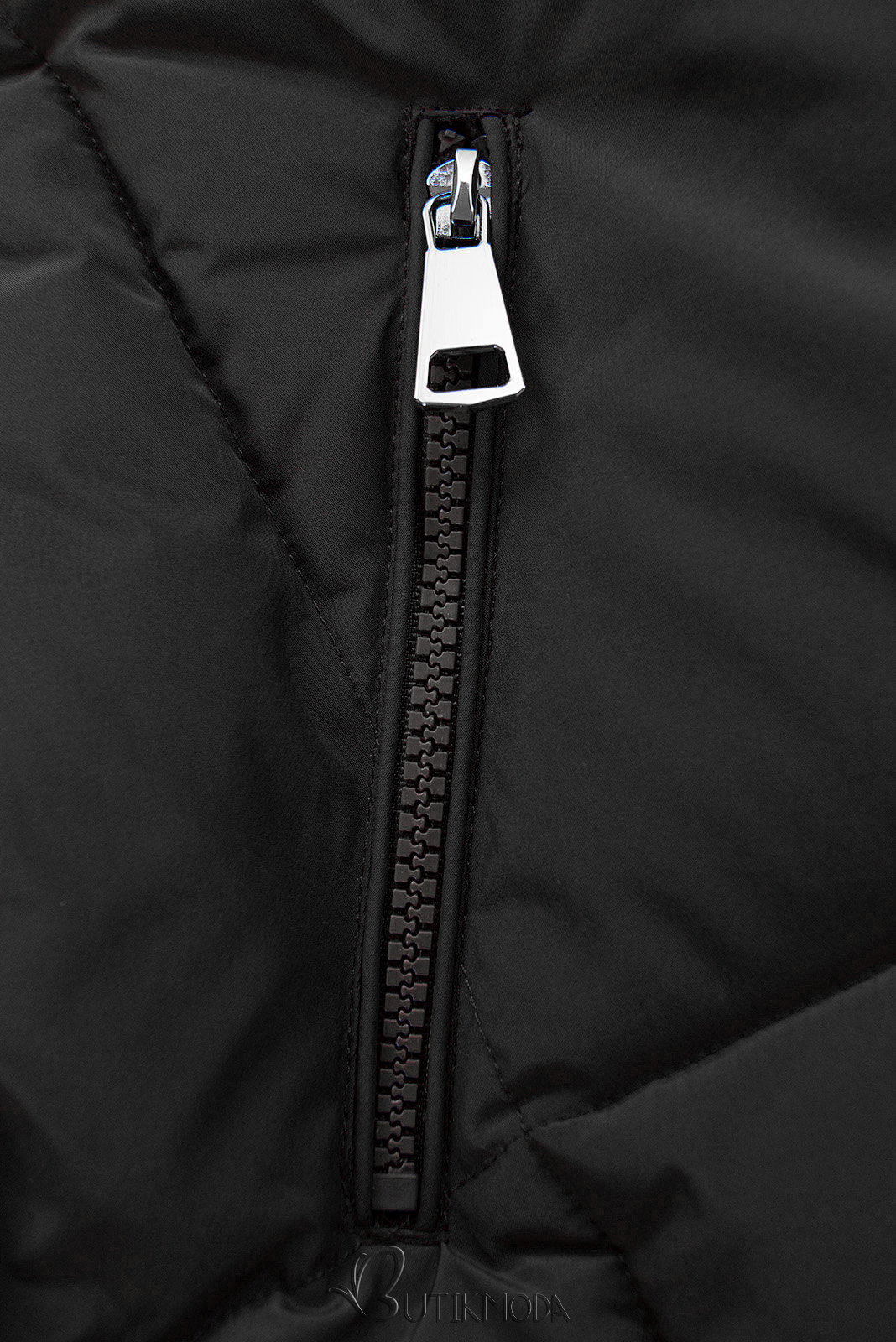 Fekete színű téli kabát kapucnival