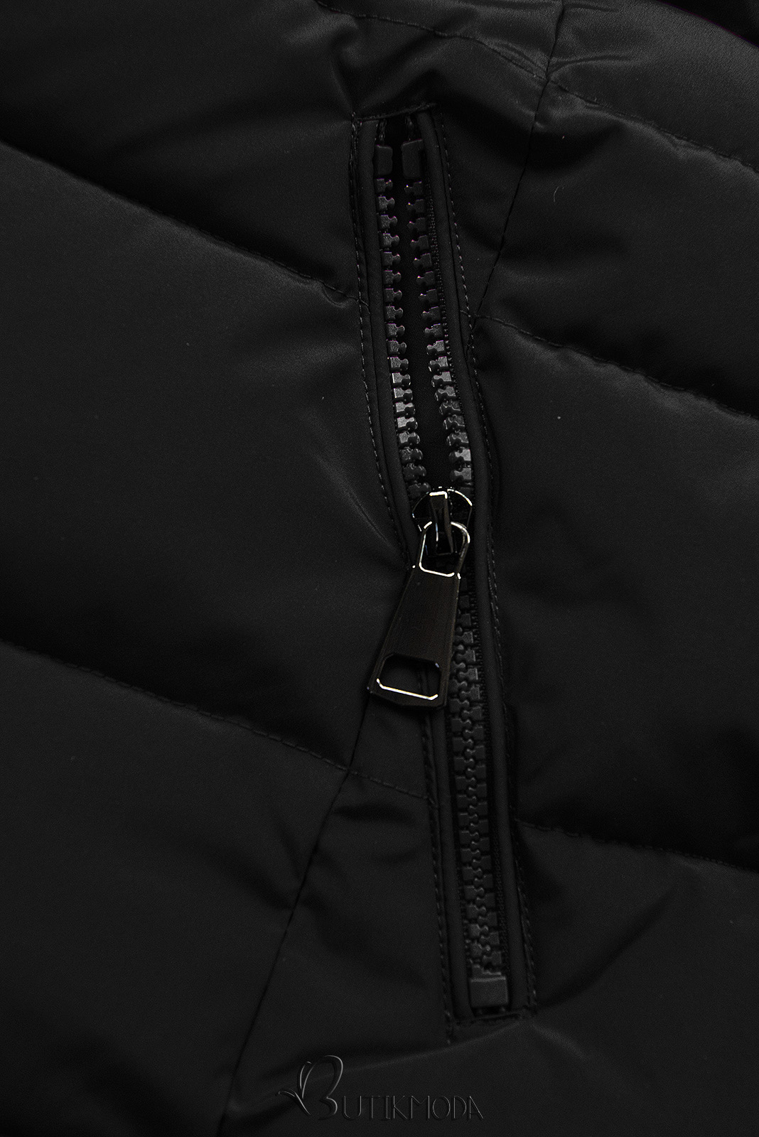 Fekete színű steppelt téli kabát műszőrmével