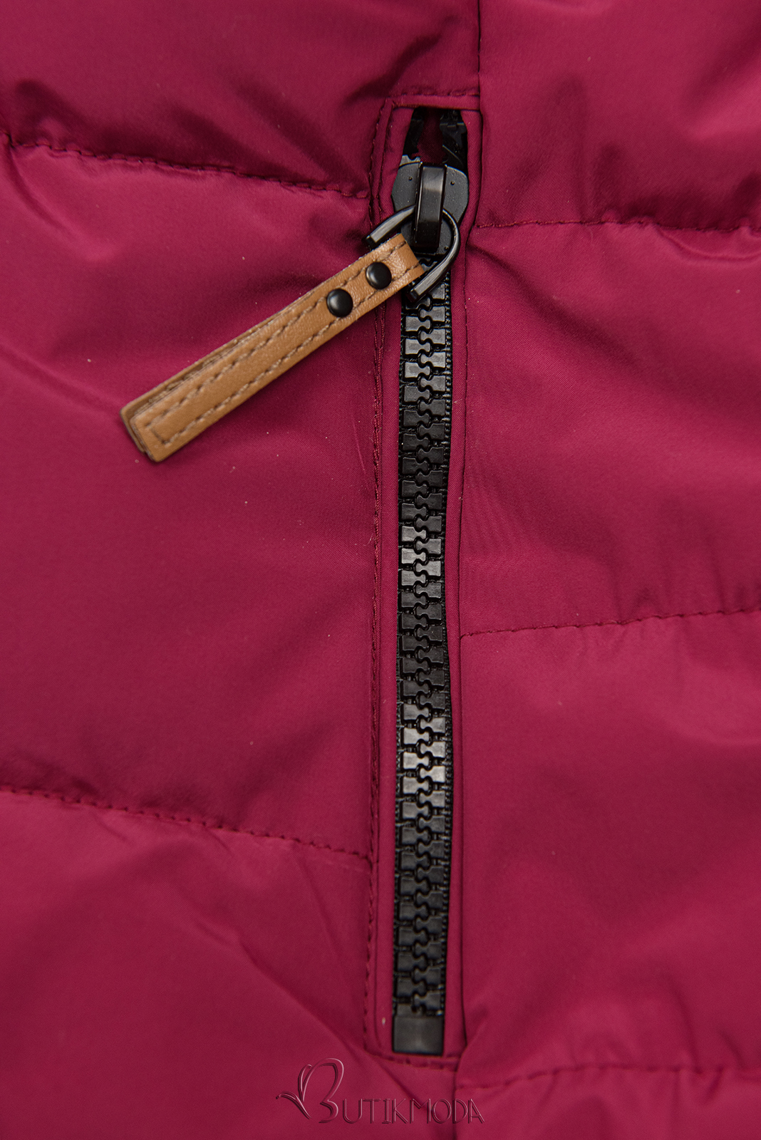 Borvörös színű téli steppelt kabát kapucnival