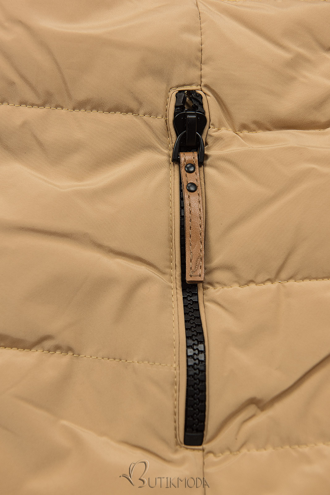 Homokbarna színű téli steppelt kabát kapucnival