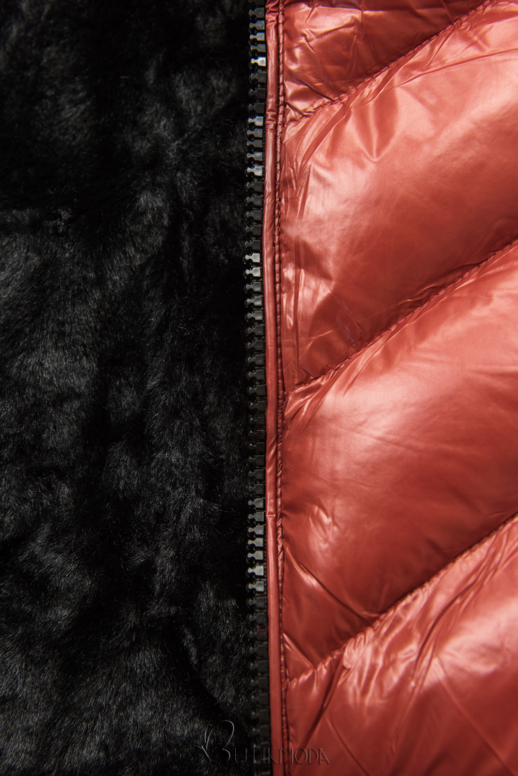 Téglabarna színű rövid téli kabát fekete színű műszőrmével