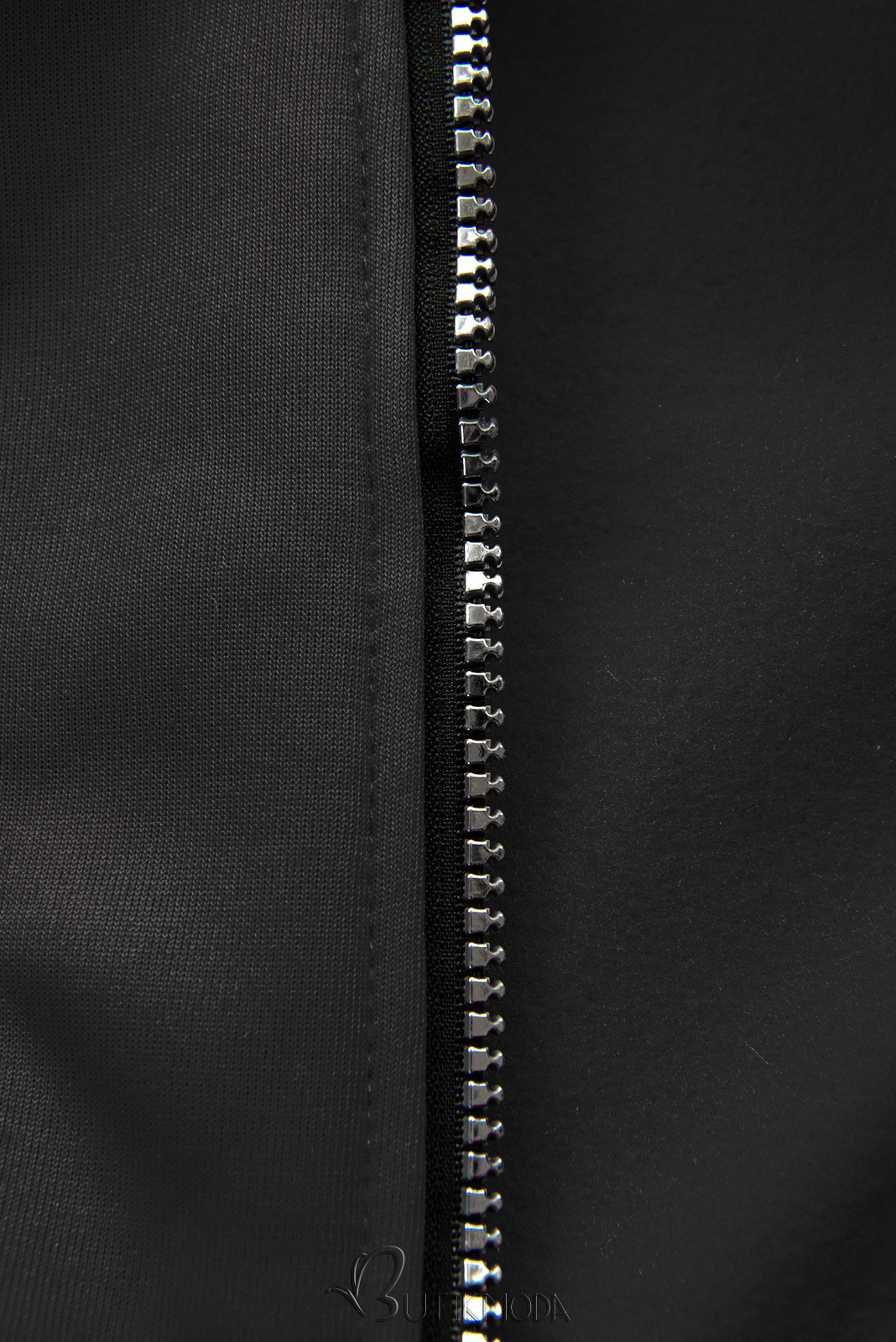 Fekete színű felső szürke színű kötött kapucnival