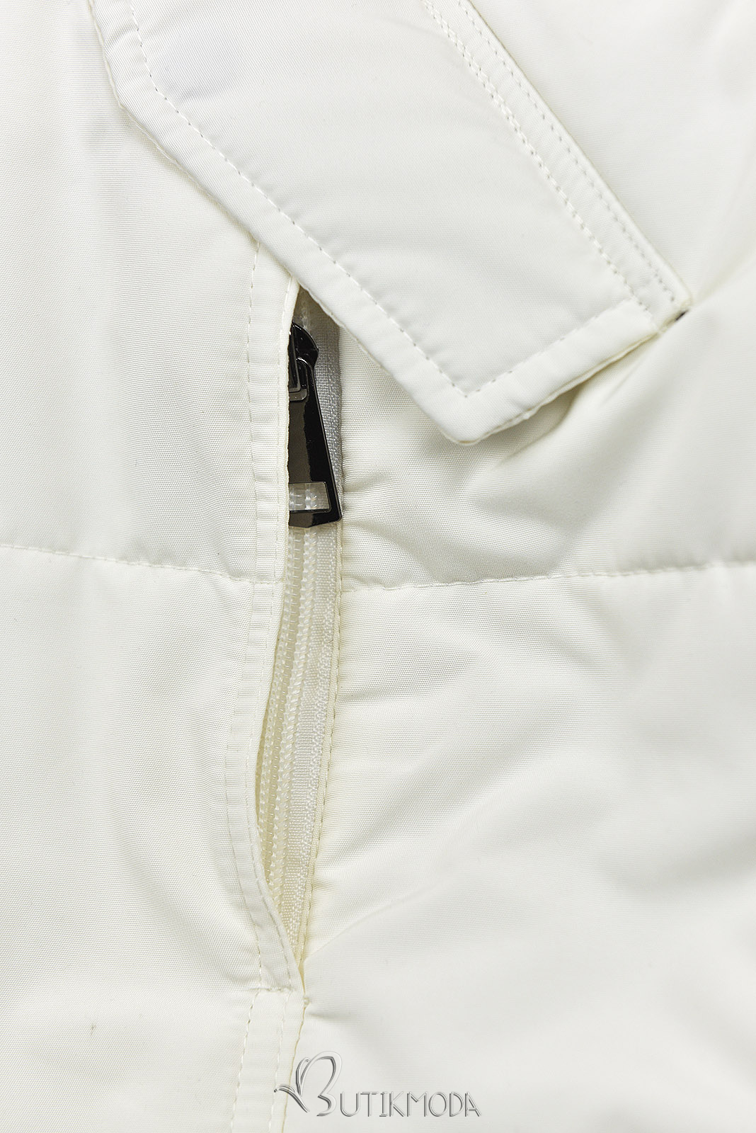 Krémfehér színű téli kabát szürke plüssel