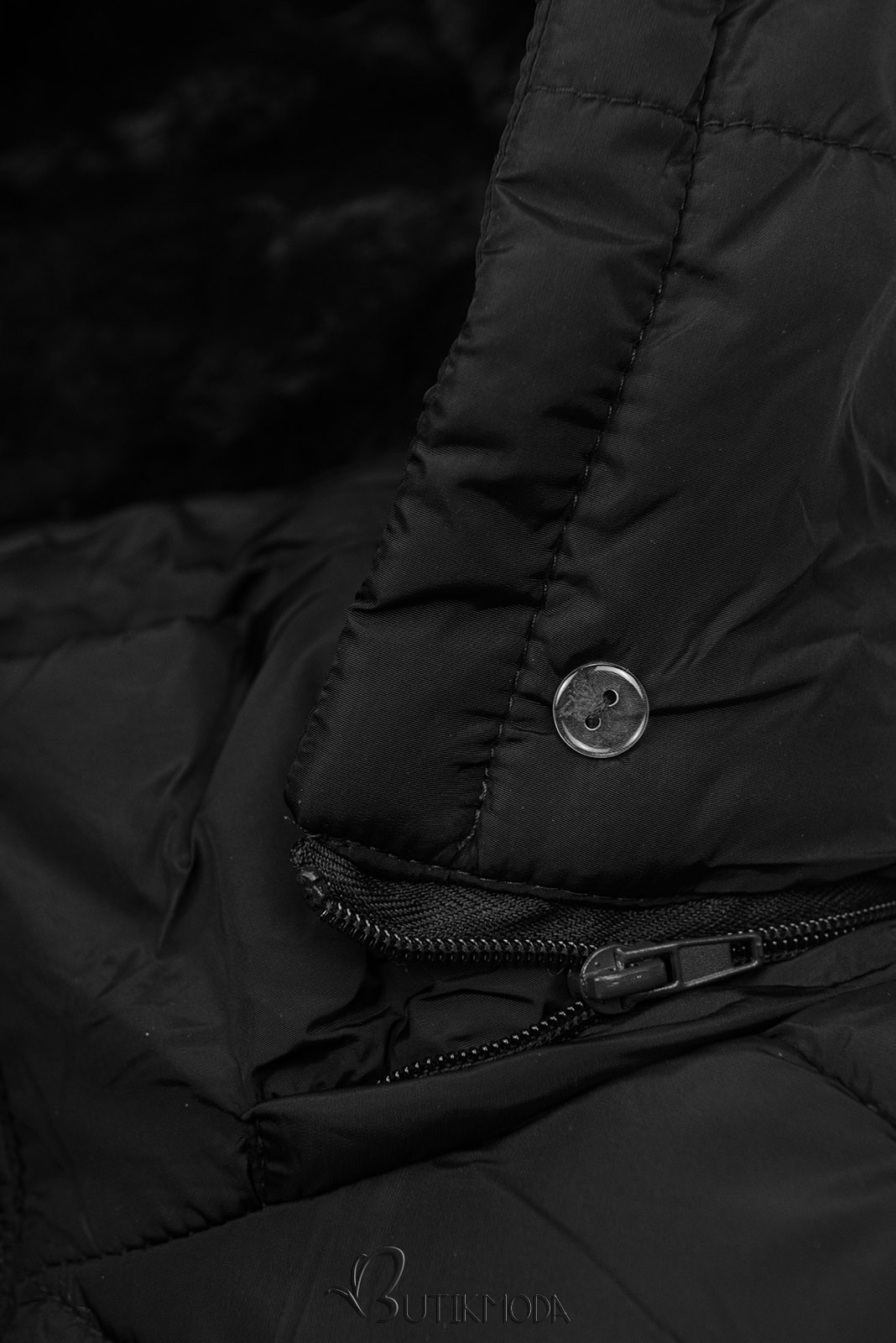 Fekete színű steppelt téli kabát levehető kapucnival
