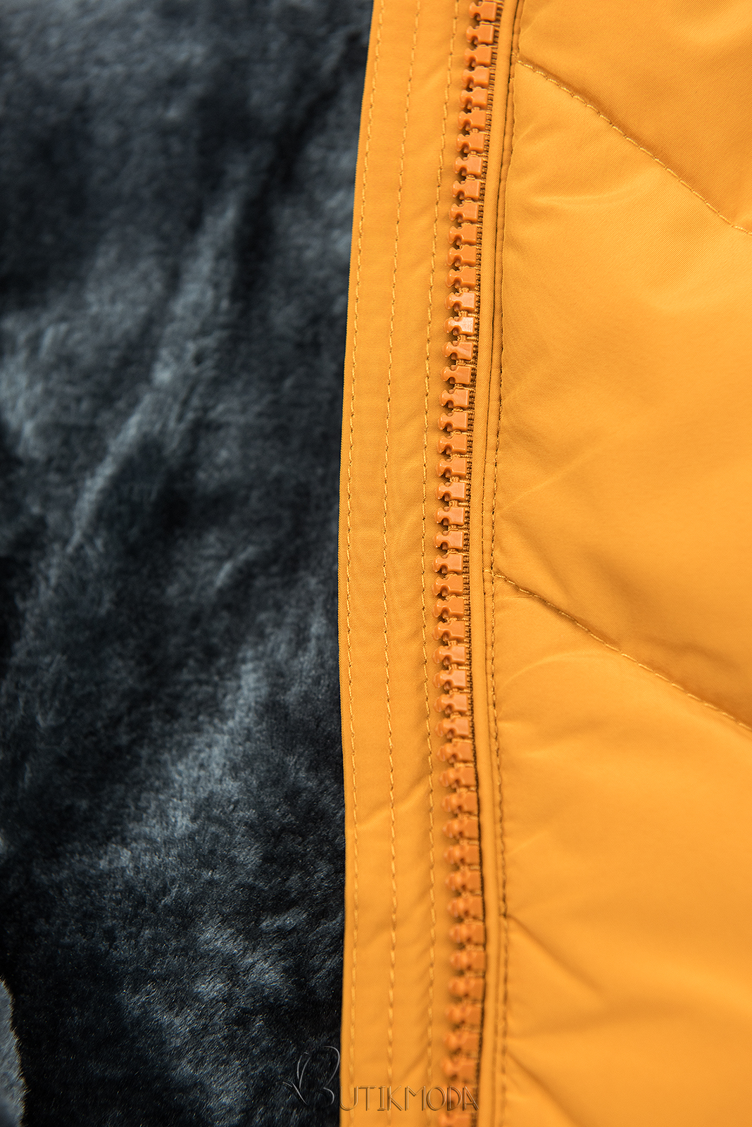Sárga színű téli steppelt kabát levehető kapucnival